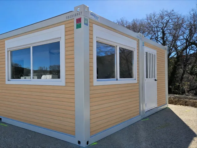 Module habillé d'un covering effet bois clair
