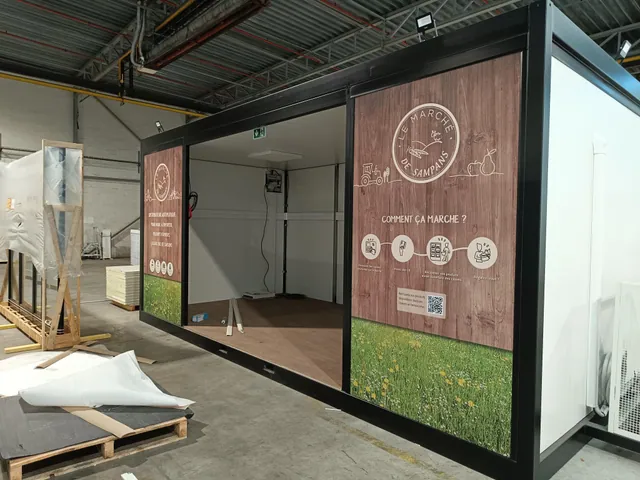 Intérieur de module habillé d'un décor imprimé bois et végétal