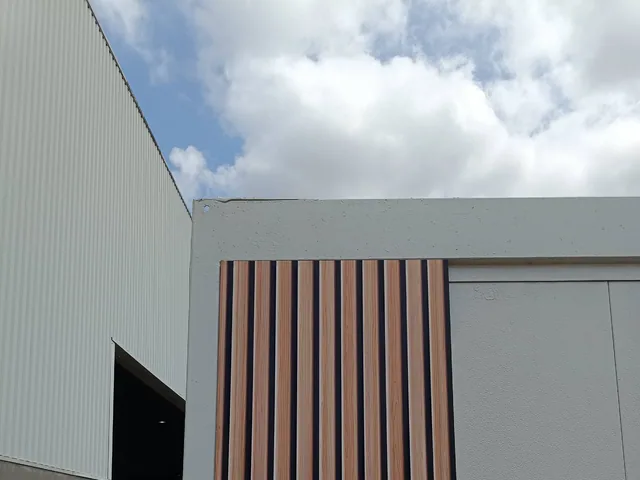 Module habillé partiellement d'un décor effet bois