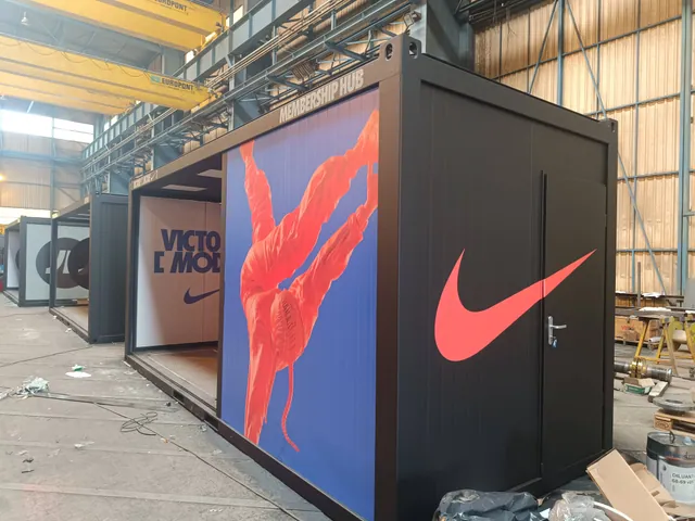 Module modulaire habillé d'un covering aux couleurs d'une enseigne sportive