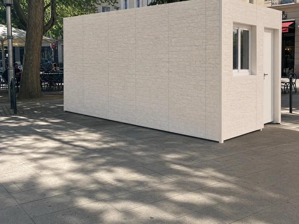 Module habillé en panneau rigide effet pierre de parement, implanté dans une cour urbaine