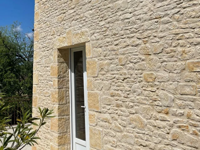 Texture d'habillage effet pierre dorée, matériau emblématique de Bourgogne