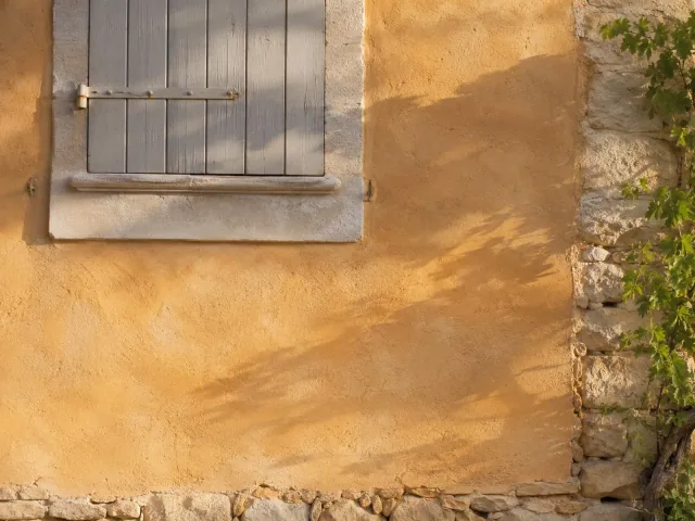 Texture d'habillage effet enduit ocre à la chaux, matériau emblématique de Provence
