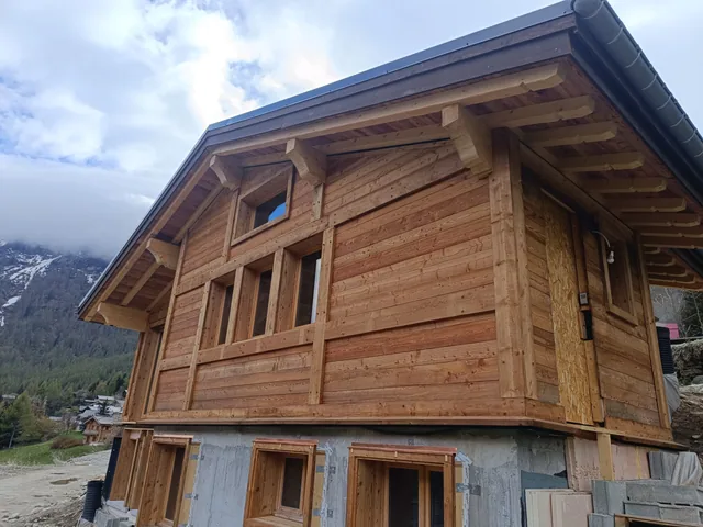 Texture d'habillage effet bardage mélèze, matériau emblématique de Savoie et Alpes